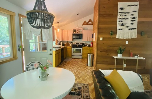Zigzag Cabin | Mt. Hood cabin with cozy sounds of Zig Zag River