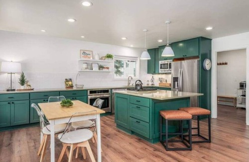 Welches House | Mt Hood Getaway w/Sauna, Fireplace + Heated Pool/Hot Tub Access- Sleeps 10