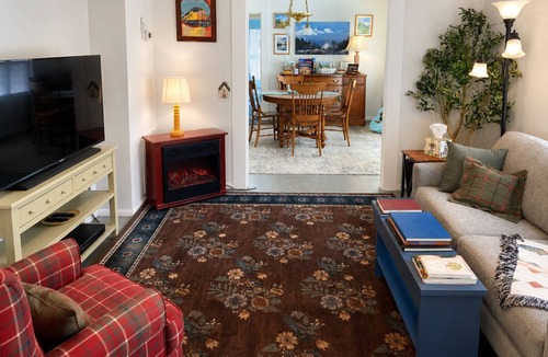 Dunsmuir House | Mt. Shasta Basecamp. Walkable downtown. Near Waterfalls, Castle Crags & Fishing.