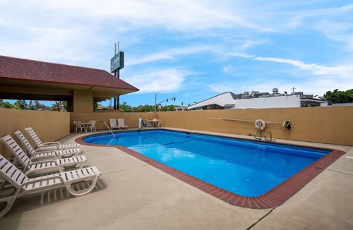 Fairfield Hotel | Napa Valley Stay Queen Studio w/Breakfast & Pool