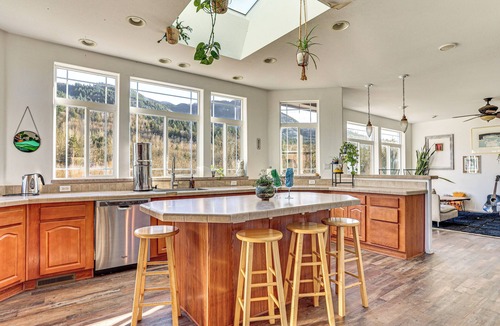 Sumas House | Nature Art Retreat on Breckenridge Creek w/Pond!