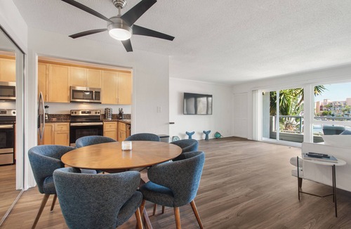 Silver Strand Apartment | Nautical Nest - Walkable Waterfront Stay