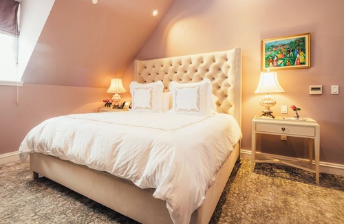 Lower Pacific Heights Hotel | Neighbourgood Sutter Mansion