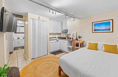 Ventura Apartment | Netflix, Stocked Kitchenette, Beach Gear