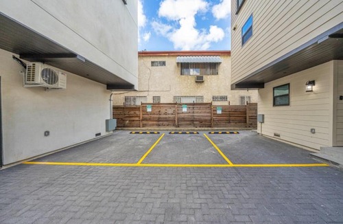 Rampart Village House | New 4 Ensuite BR Sleeps 12 & Gated Parking