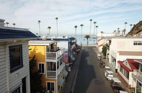 Avalon Villa | NEW AC in town FUN, 600 5 STAR reviews two balcony’s SUP KAYAKS CHAIRS CLEAN