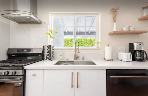 Valley Glen House | NEW - Amazing Vacation Retreat in Sherman Oaks!