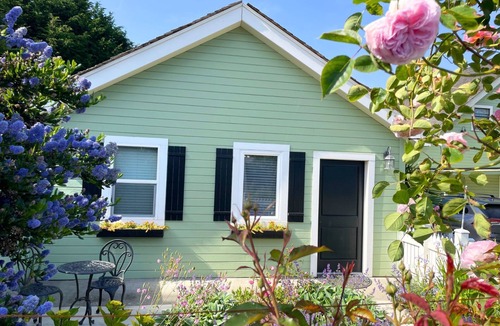 Lopez Island Cottage | New! Charming Cottage in Seaside Village Walk to Beach,Food,Coffee, Farmers Mkt.