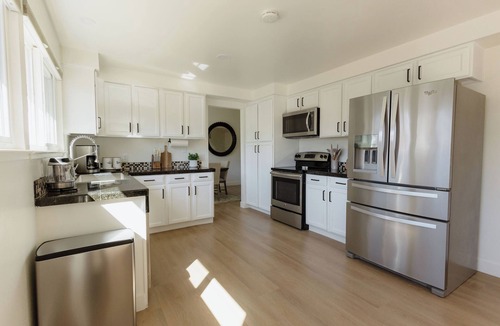 Mira Loma House | NEW! Chic+Cozy, Sleeps 14, King Bed, Work Desk, Tahoe 30 min, Mt Rose Ski 20 min
