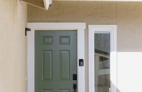 Mira Loma House | NEW! Chic+Cozy, Sleeps 14, King Bed, Work Desk, Tahoe 30 min, Mt Rose Ski 20 min