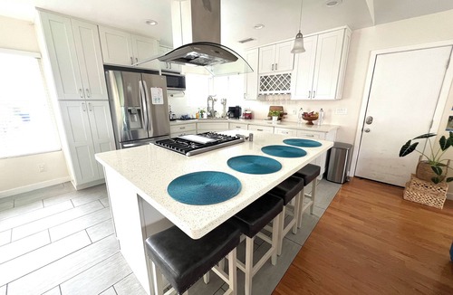 El Cerrito House | NEW! Family Friendly Retreat w/Yard & Play 2000sqft Free Parking AT&T Fiber