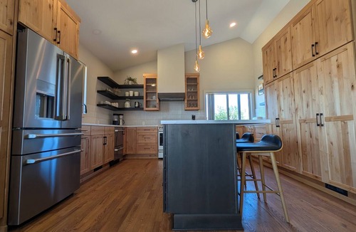 Bend House | New Listing! Dog Friendly, Mountain-Modern Retreat in Bend. Property with views