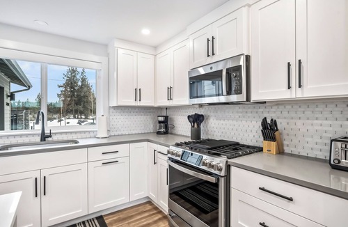 Bend House | New Listing! River Access ~ Fire Pit ~ Remodeled Home ~ All New Furniture!