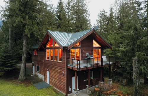 Gold Bar Cabin | NEW! Luxurious custom log home w/river views- perfect romantic getaway!
