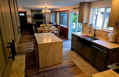 Leavenworth House | New Remodel! Waterfront, pets, Outdoor Ent, Hottub & Views 4min to Leavenworth.