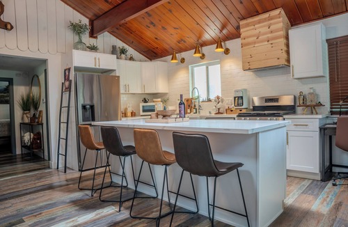Crestline Cabin | NEW SPA, Deck, BBQ, Fire Pit, 3 Min to Lake