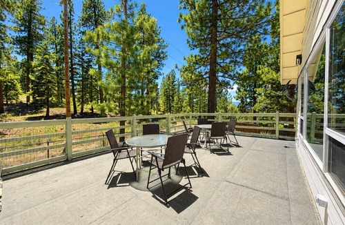 Lower Kingsbury House | NEW Spacious Lake Tahoe Retreat, Pool Table, Close to Town & Beaches (SL101)