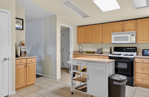 Tehachapi House | NEW! Tehachapi 12-Guest Group Escape