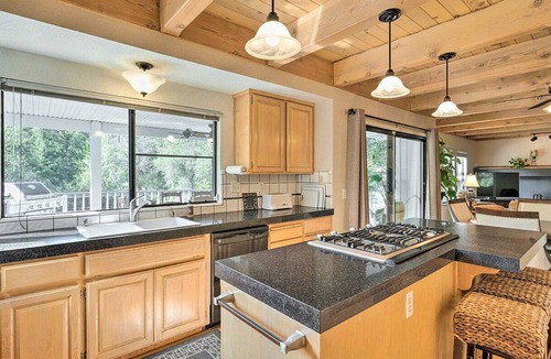 Auburn House | NEW Winter Retreat 4B Hot Tub Sauna Pets Welcome with Tranquil Creek in Backyard
