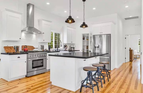 Mokelumne Hill House | Newly built Modern Farmhouse with Hot Tub