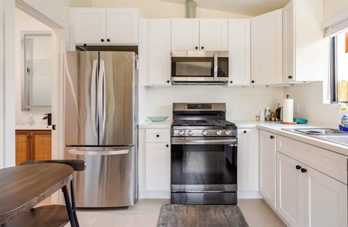 Lake Balboa House | Newly Built Modern Guest House Cozy w/Kitchen