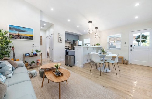 Mid Central House | Newly Refreshed Designer House in Pasadena with Outdoor Kitchen & King Bed & AC