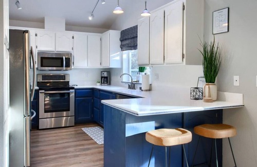 Mariposa House | Newly Remodeled Modern Farmhouse, 3+ Private Acres, Hot Tub, Game Room and More!
