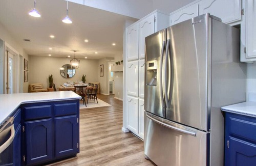 Mariposa House | Newly Remodeled Modern Farmhouse, 3+ Private Acres, Hot Tub, Game Room and More!