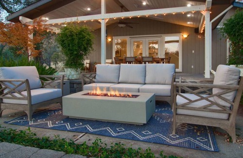 Mariposa House | Newly Remodeled Modern Farmhouse, 3+ Private Acres, Hot Tub, Game Room and More!