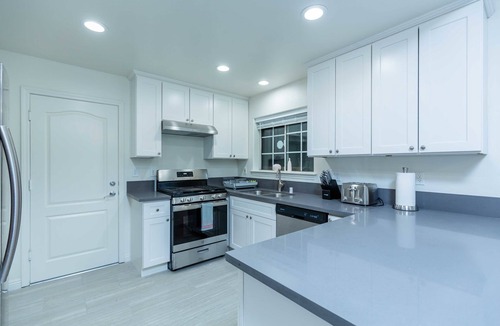 East Pasadena House | Newly Remodeled Retreat | 2 Suites + Workspace