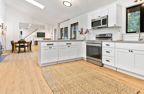 Marmot House | Next to Sandy River, *Pet Friendly*, Hot Tub, Huge Deck, BBQ, Shuffleboard, 20 Min to Mt. Hood