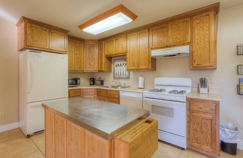 Oroville East House | Northwest Lineman College Students Only, Quiet 2BR, All Inclusive