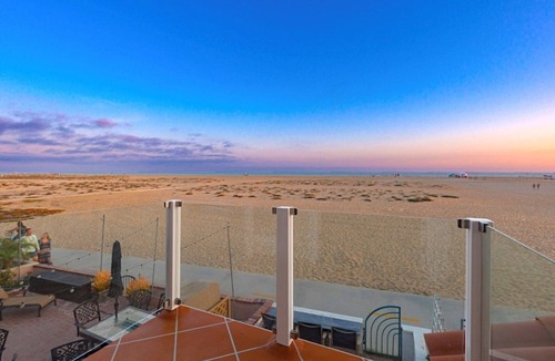 Balboa Peninsula House | Ocean Front with Roof Top Deck, Bikes, Beach Chairs etc - EV Charging outlet