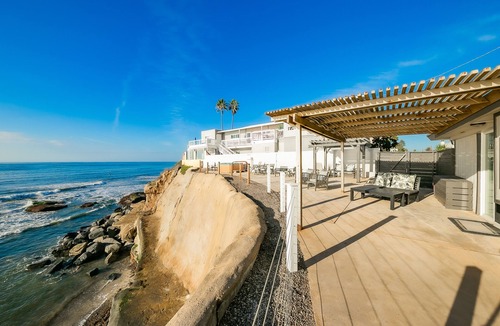 Ocean Beach Cottage | Ocean-view cottage with deck, grills, WiFi & private patio