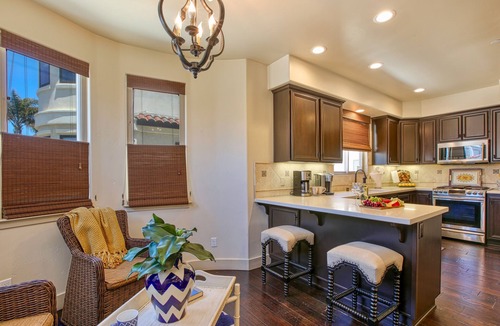 Downtown House | Ocean-View Endless Summer Condo with AC & EV Charger