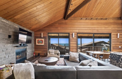 Watsonville House | Oceanfront Retreat at Pajaro Dunes. Beach Access, Hot Tub, BBQ, Pool Table.