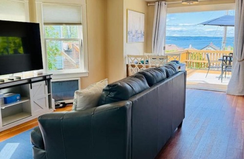 Old Town Apartment | Old Tacoma Victorian Main Floor Duplex Unit