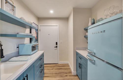San Clemente Apartment | ON Avenida Del Mar Heart of Downtown 10 minute WALK to the Pier Parking