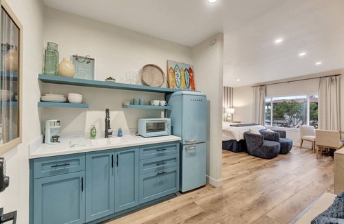 San Clemente Apartment | ON Avenida Del Mar- Heart of Downtown- 10 minute WALK to the Pier! Parking!