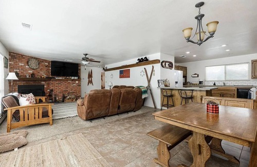 Ponderosa Cabin | One acre with a fire pit, kids play area, treehouse, zipline, pets welcome