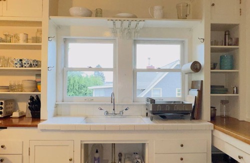 Upper Telegraph Apartment | One bedroom upstairs private apt in Oakland