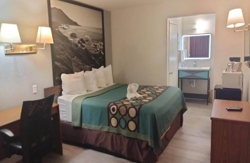 Barstow Apartment | One Queen Deluxe, Non-Smoking