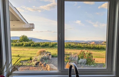 Yakima House | Orchard View Oasis- Feast your eyes on this stunning agricultural landscape!