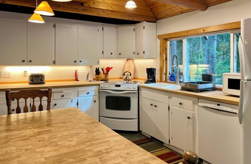 Leavenworth Cabin | Osprey Nest Cabin: Cozy private mountain cabin on the Wenatchee River