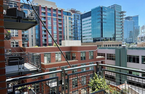 East Village Condo | Padres Season/Petco! Cool Cozy Loft King Bed for 2 Pet Friendly