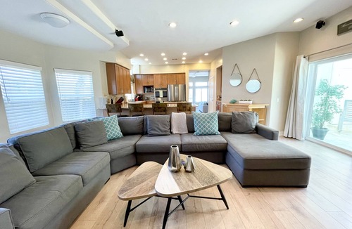 South Oceanside House | Panoramic ocean view and stunning sunsets in Oceanside with EV charger & AC!