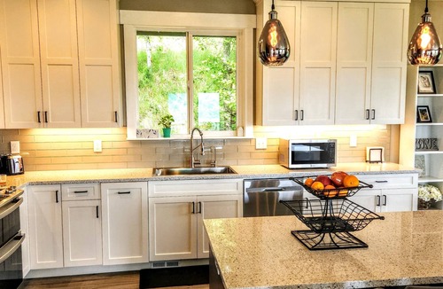 Carrolls Apartment | Panoramic River Views - Nature Framed at Every Window