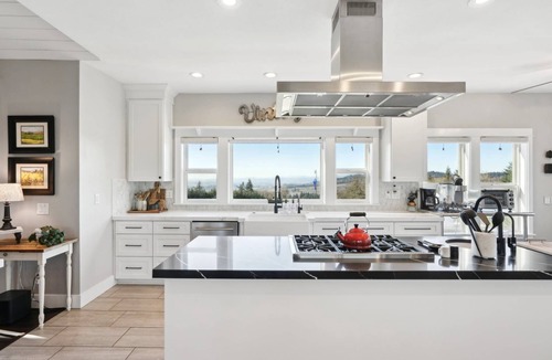 Amity House | Panoramic Valley and Vineyard Views, Newly Renovated, Pet Friendly, Hot Tub, Games, Walk to Wineries