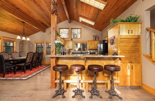 West Village Cabin | Peaceful Cabin Getaway, Relaxing By the Creek, Walking Distance to Town