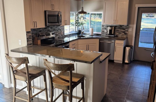 Buckley House | Peaceful-Cozy Home! Modern Touches & Outdoor Space!